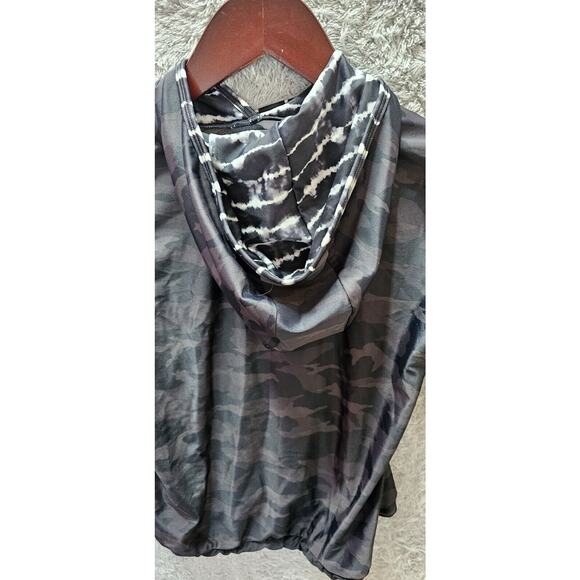 Athleta Girl Camo Pullover‎ Long Sleeve Hoodie Swim Cover Top? Girls Large 12 - Picture 2 of 3